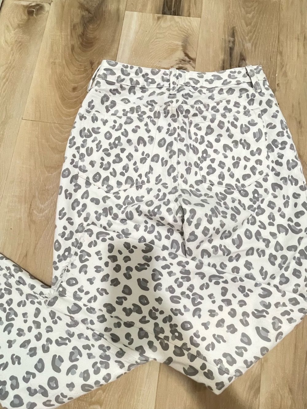 Abercrombie & Fitch Leopard Print mom Jeans - Picture 8 of 10